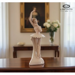 ballerina in piedi l'infinito