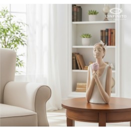 statuetta busto di ragazza con fiore e farfalle