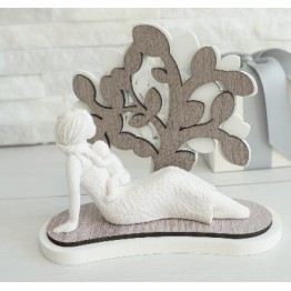 maternità seduta con albero