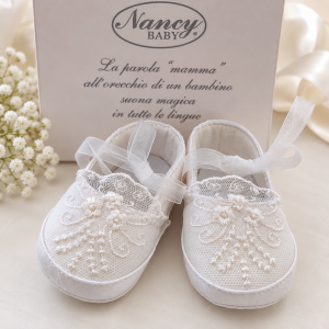 Scarpe bimba bianche con ricamo