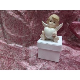angelo seduto su scatolina portaconfetti