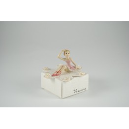 ballerina seduta su scatola fiore