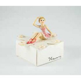 ballerina seduta su scatola fiore