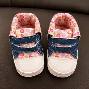 Scarpe bimba jeans e fiori rosa