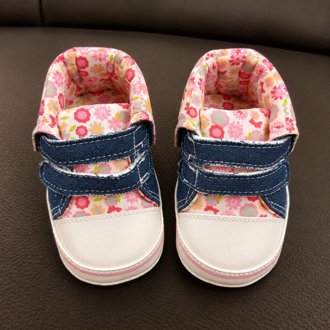 Scarpe bimba jeans e fiori rosa Scarpe bimba jeans e fiori rosa