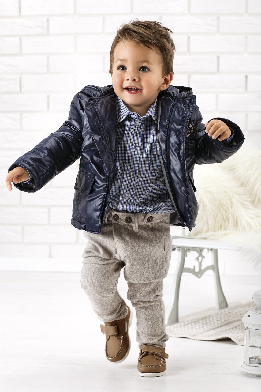 Completo bimbo elegante sportivo