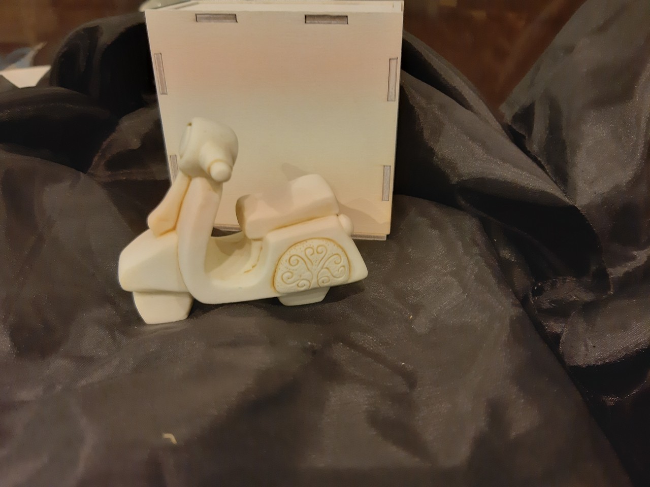 Bomboniera vespa in resina con astuccio legno