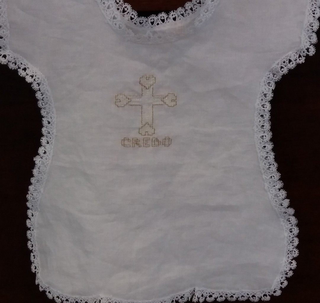 Vestina battesimale con croce e cuori Vestina battesimale con croce e cuori