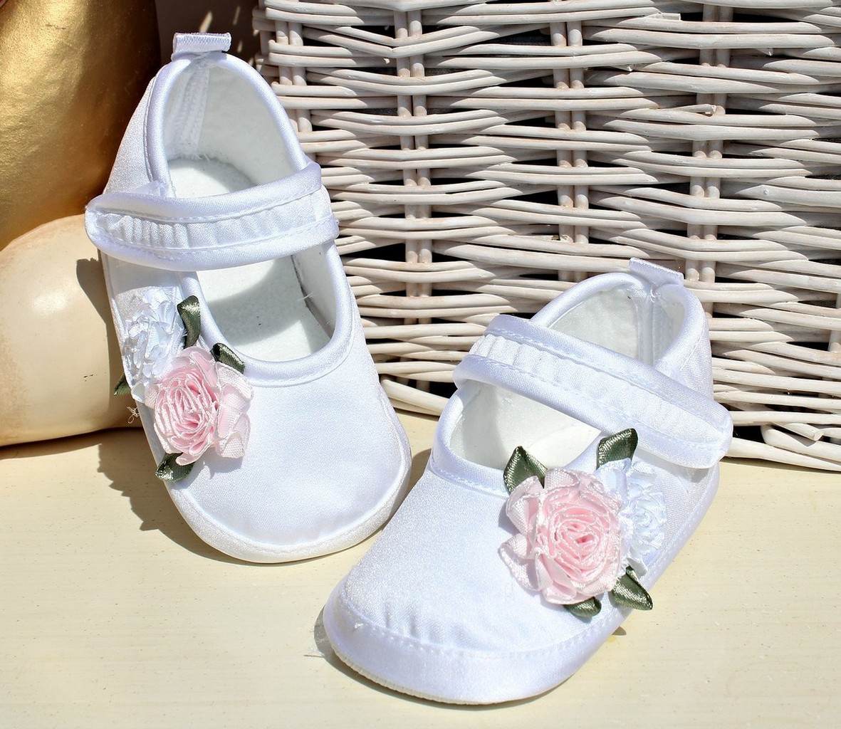 Scarpe bimba eleganti con rose Scarpe bimba eleganti con rose