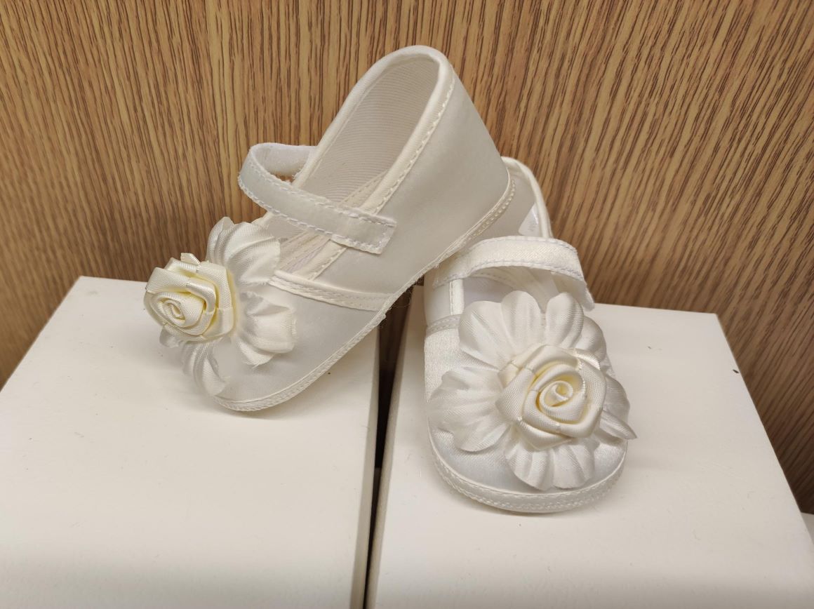 Scarpe bimba con rosa avorio Scarpe bimba con rosa avorio