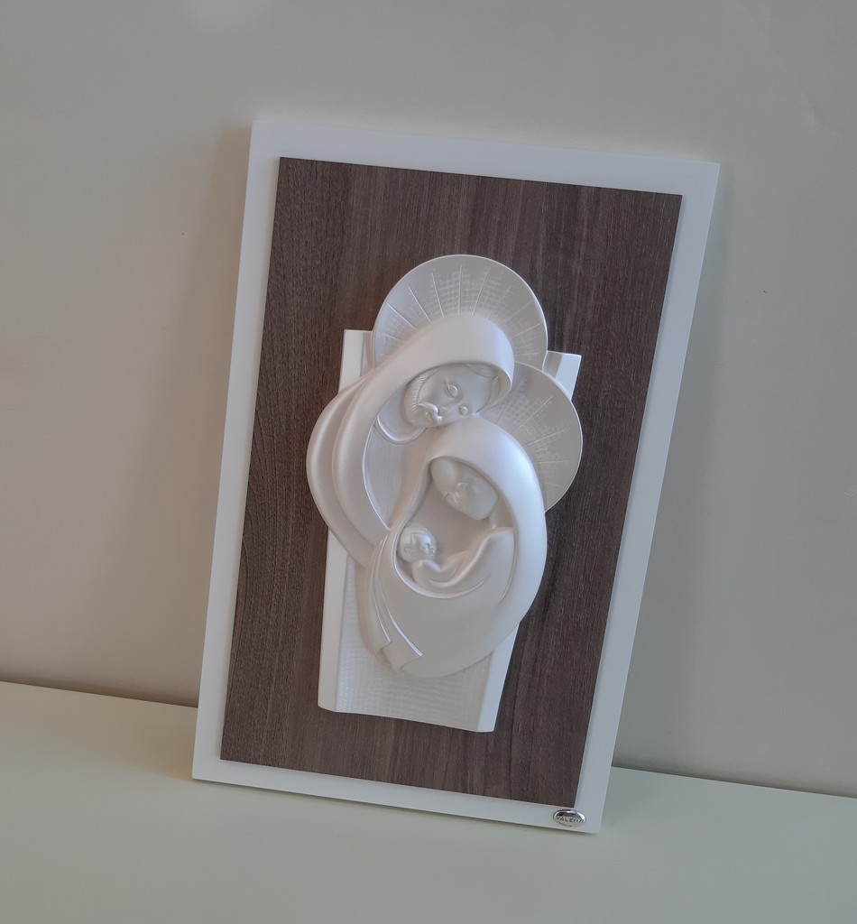Sacra famiglia in legno e resina valenti
