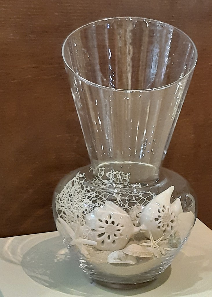 Vaso grande con conchiglie e pesci mare