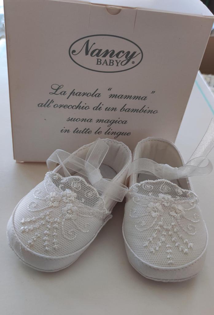 Scarpe bimba bianche con ricamo