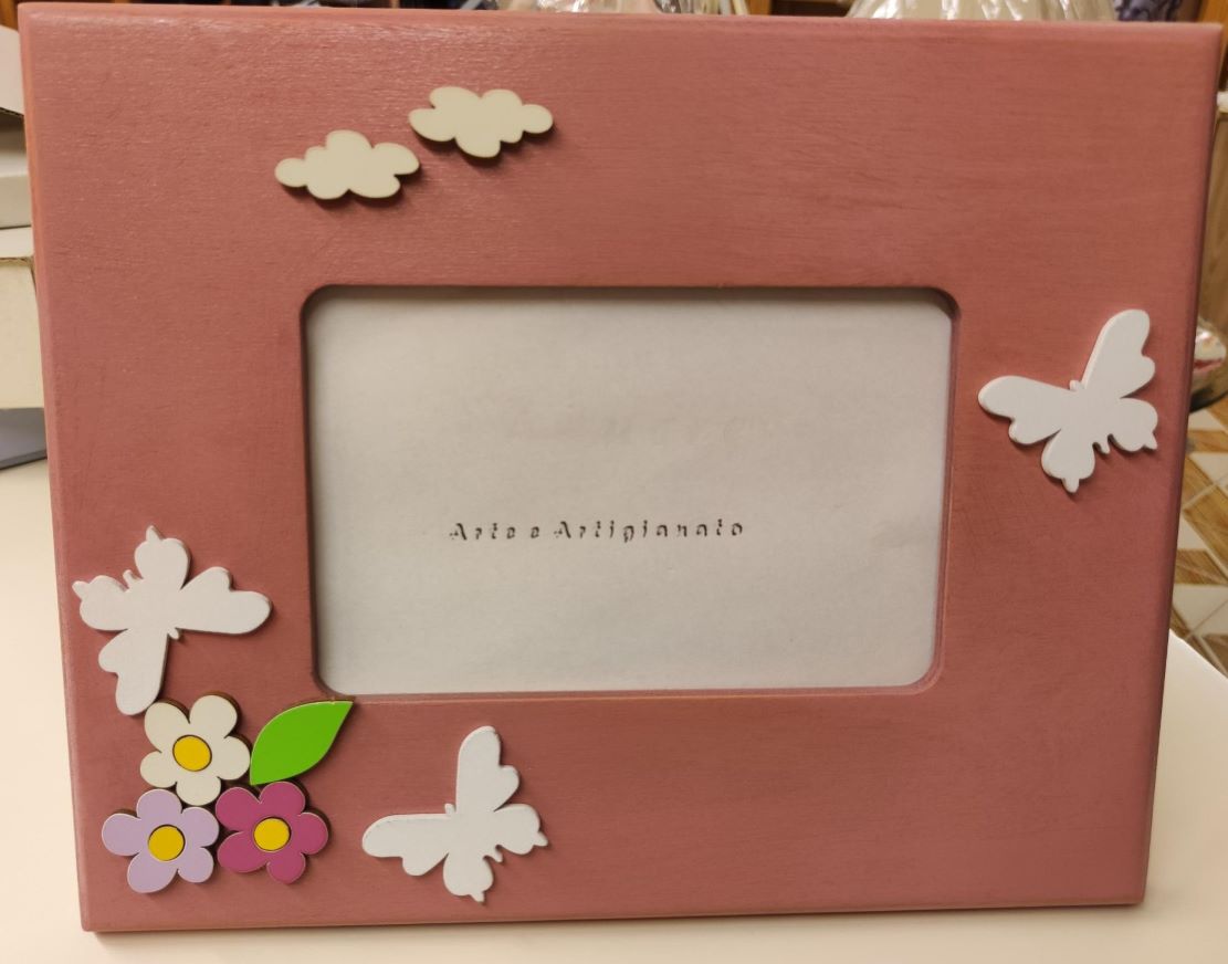Portafoto in legno con fiori e farfalle
