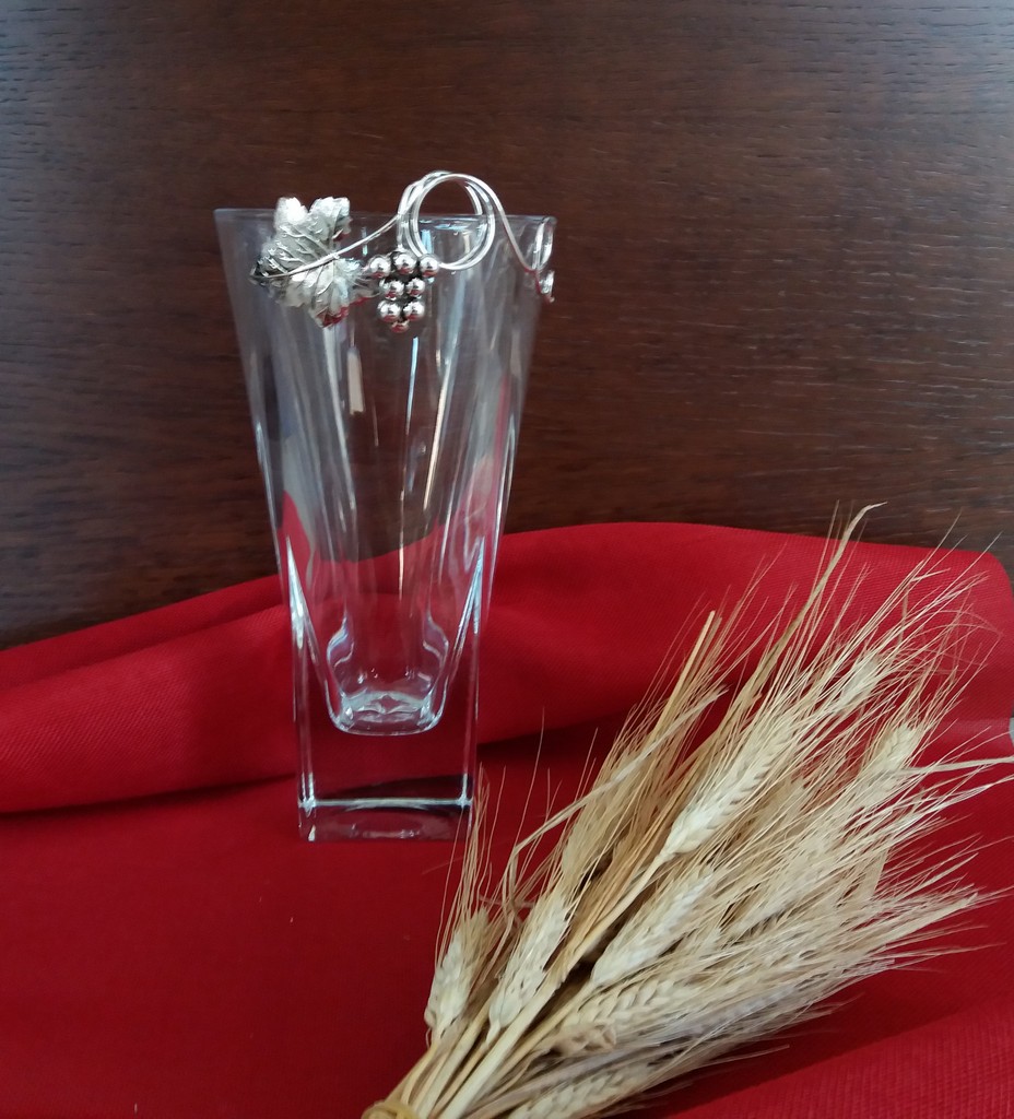 Vaso in cristallo con uva argento
